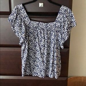 Adorable navy/ cream floral top!